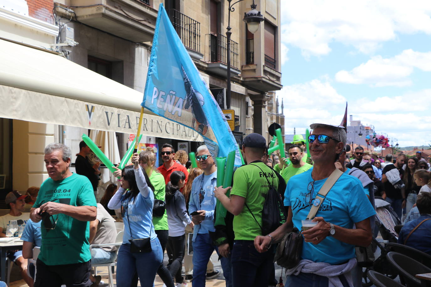 Desfile de peñas en este sábado de fiestas de San Juan y San Pedro. 