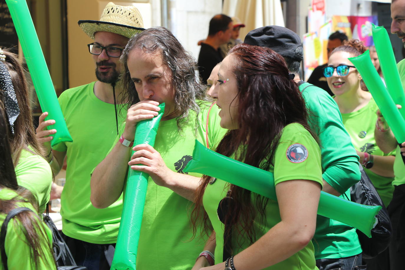 Desfile de peñas en este sábado de fiestas de San Juan y San Pedro. 
