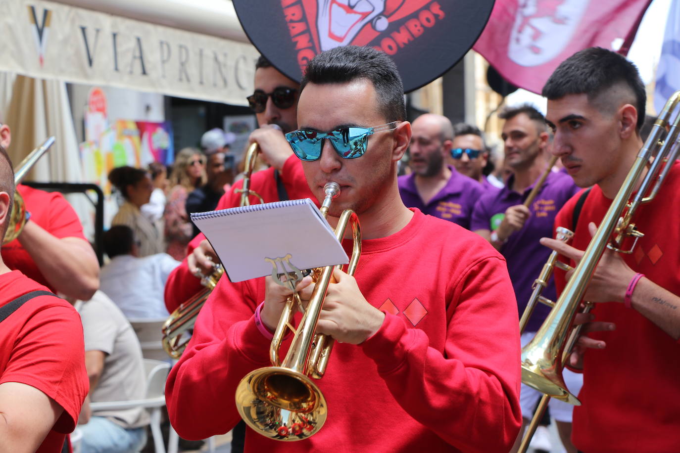 Desfile de peñas en este sábado de fiestas de San Juan y San Pedro. 