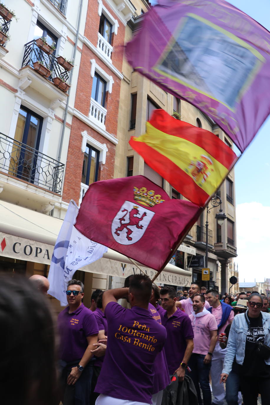 Desfile de peñas en este sábado de fiestas de San Juan y San Pedro. 