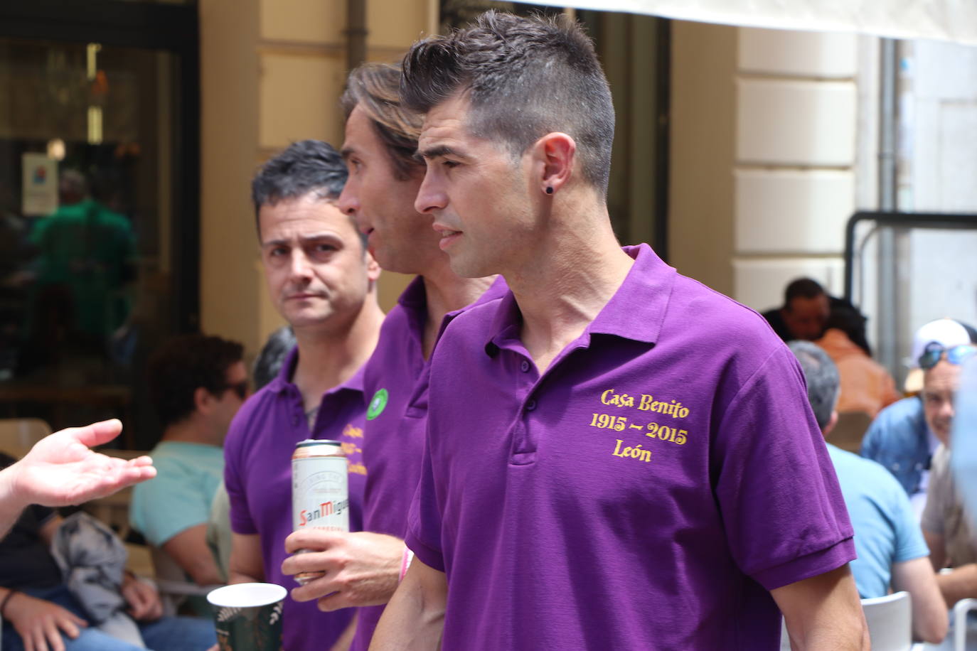 Desfile de peñas en este sábado de fiestas de San Juan y San Pedro. 