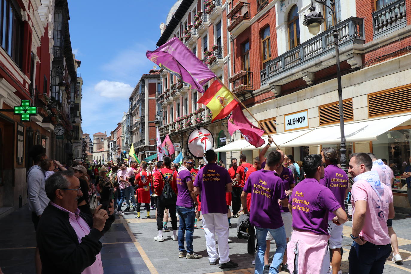 Desfile de peñas en este sábado de fiestas de San Juan y San Pedro. 