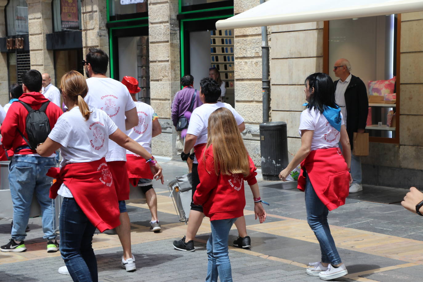 Desfile de peñas en este sábado de fiestas de San Juan y San Pedro. 