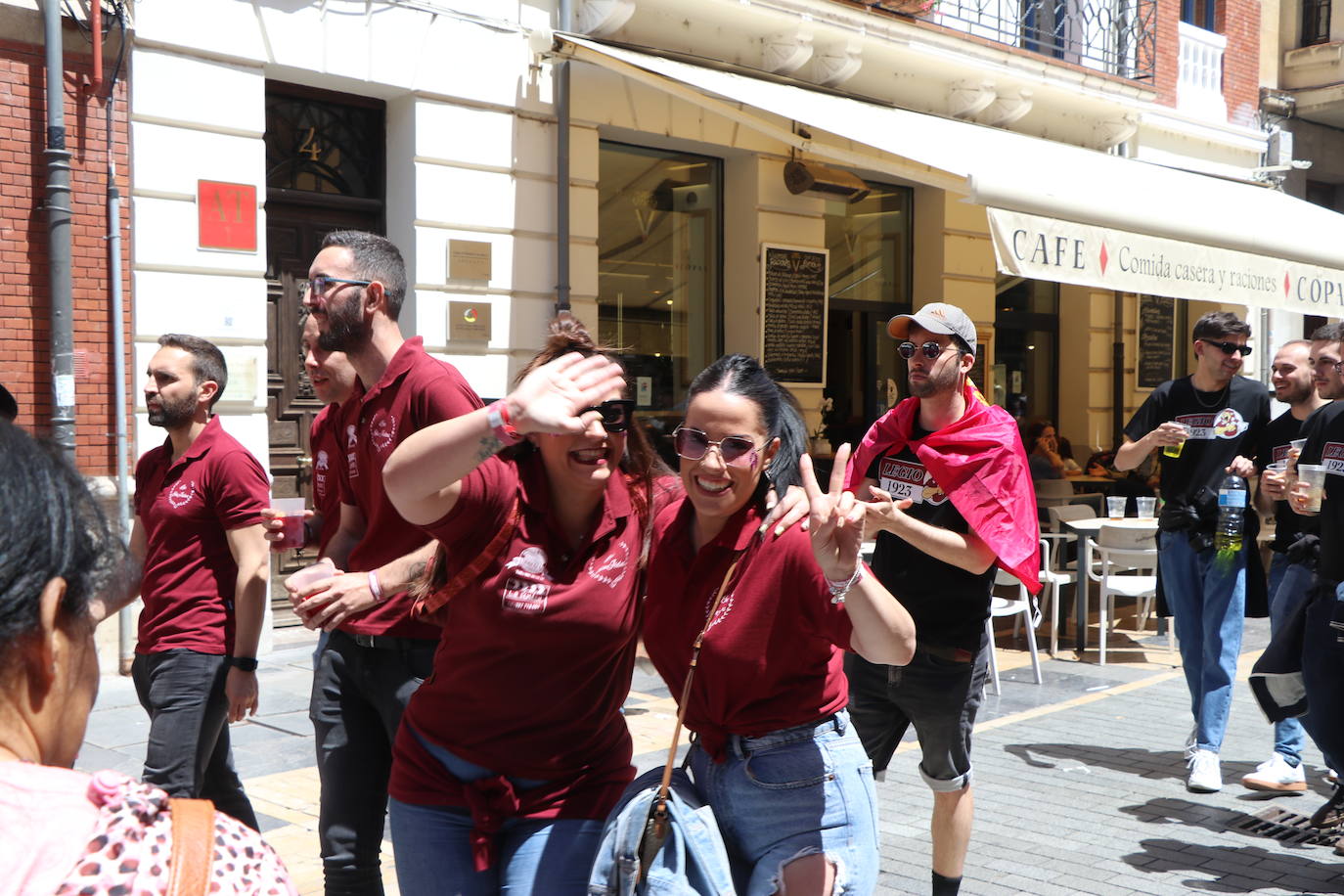 Desfile de peñas en este sábado de fiestas de San Juan y San Pedro. 
