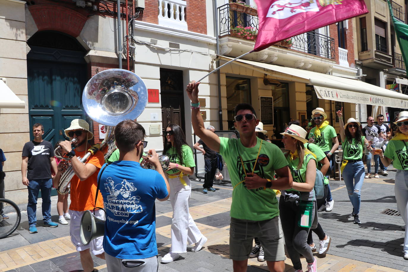 Desfile de peñas en este sábado de fiestas de San Juan y San Pedro. 