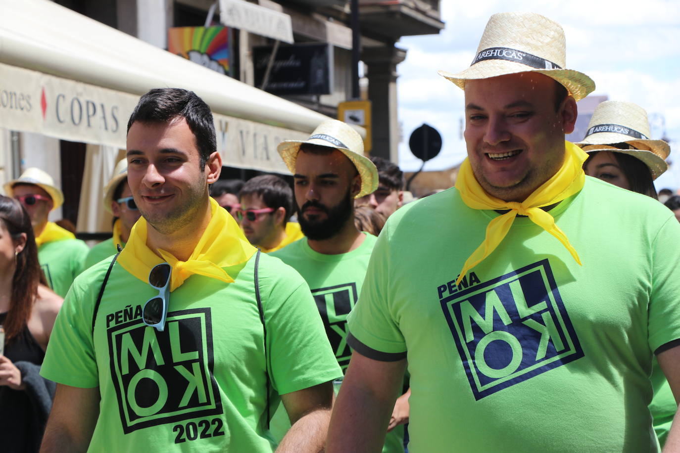 Desfile de peñas en este sábado de fiestas de San Juan y San Pedro. 