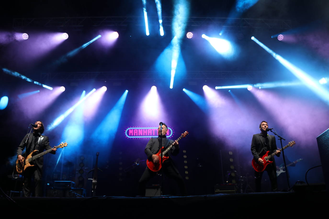 El grupo leonés presenta a sus paisanos su último disco, una vuelta a los orígenes de la banda con el pop rock como hilo conductor | 'La Jamaicana' o 'Quiero' levantaron a un público entregado con el ya eterno hit 'La Lola'.