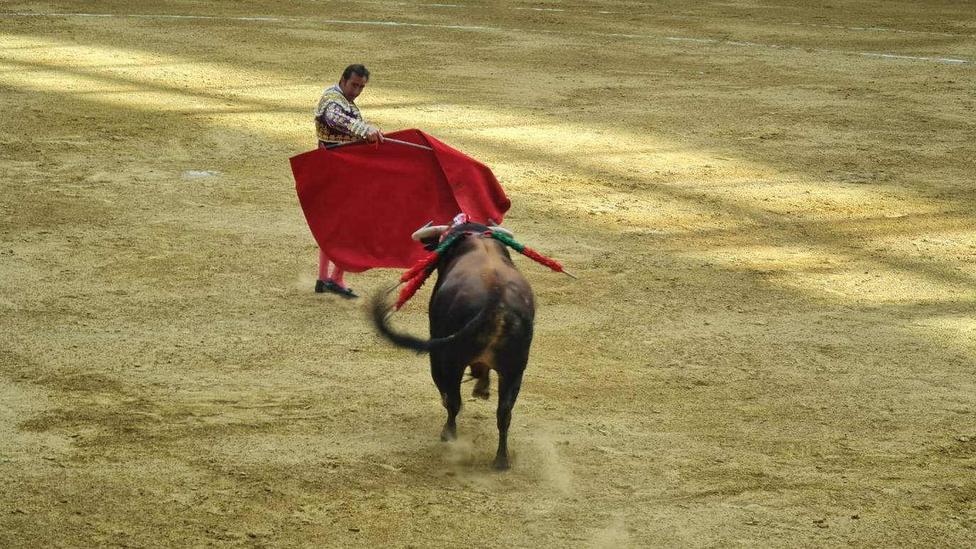 Primeros toros de la tarde en la plaza de León. 