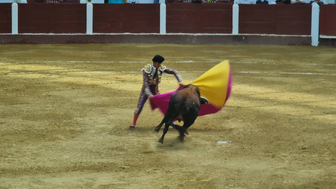 Primeros toros de la tarde en la plaza de León. 