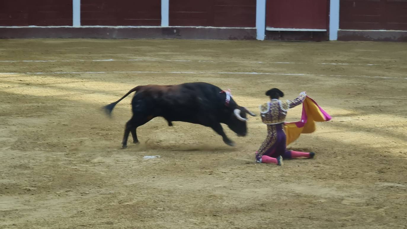 Primeros toros de la tarde en la plaza de León. 