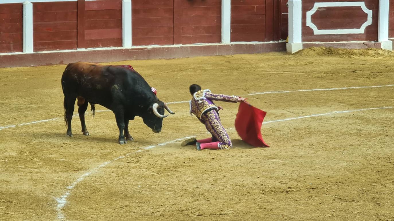 Primeros toros de la tarde en la plaza de León. 