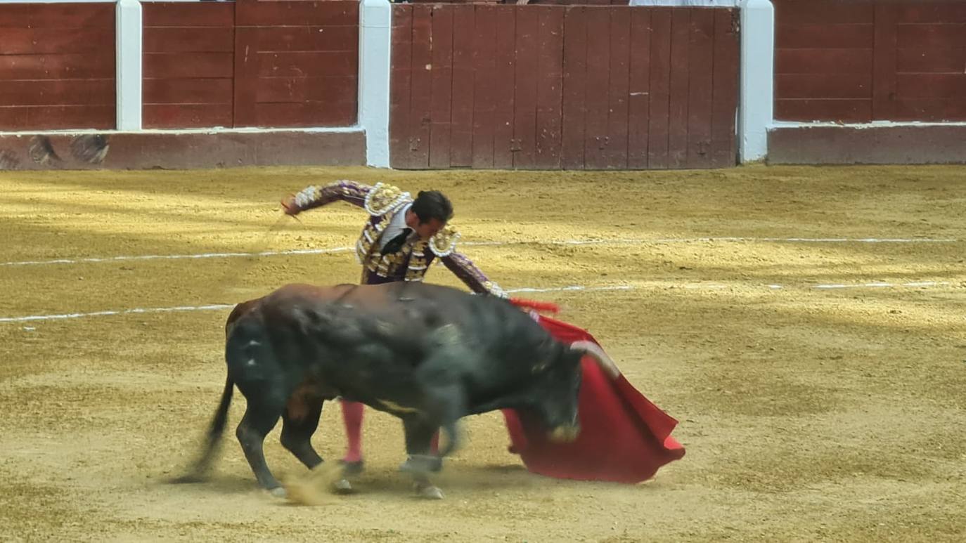 Primeros toros de la tarde en la plaza de León. 