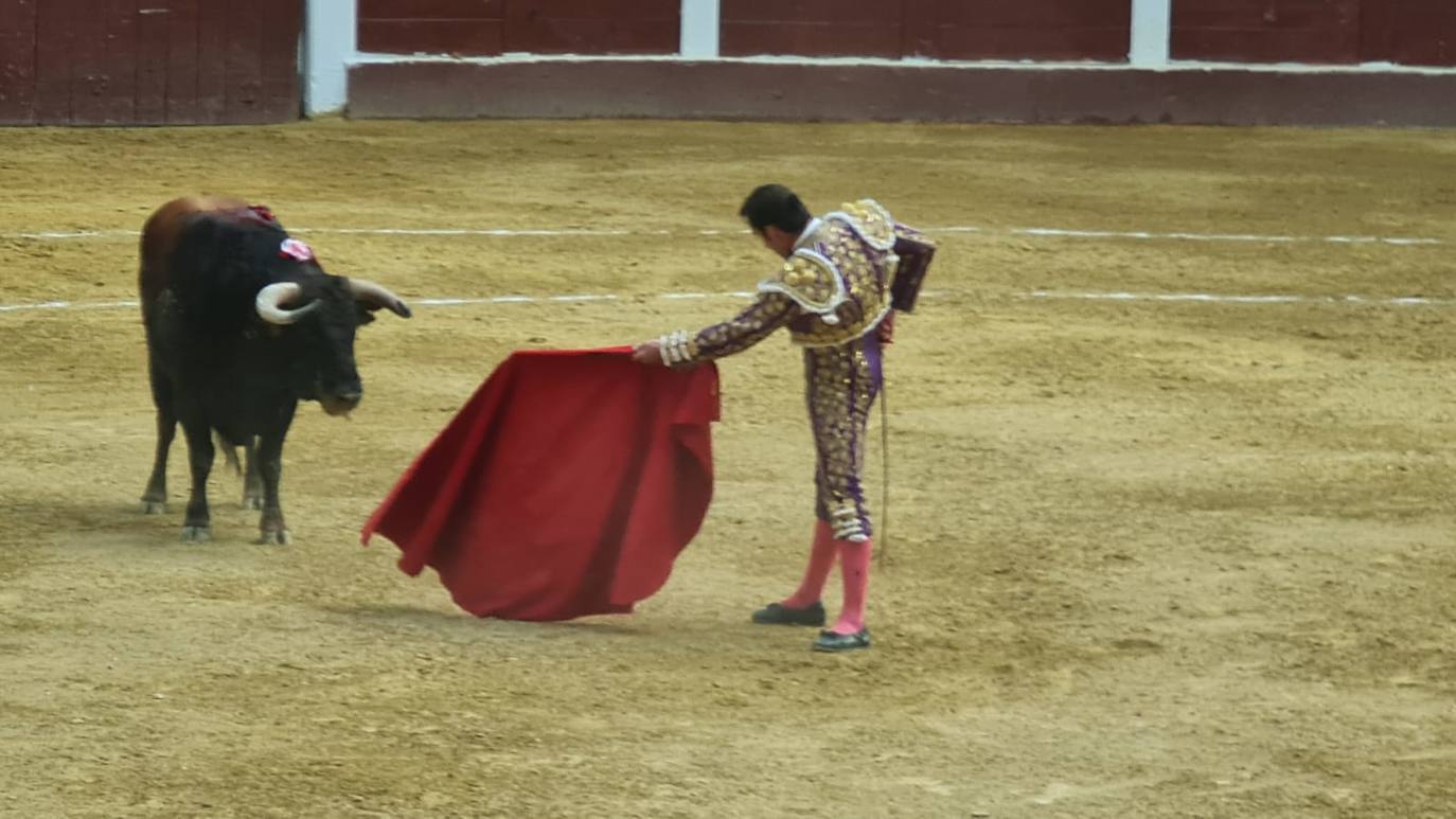 Primeros toros de la tarde en la plaza de León. 