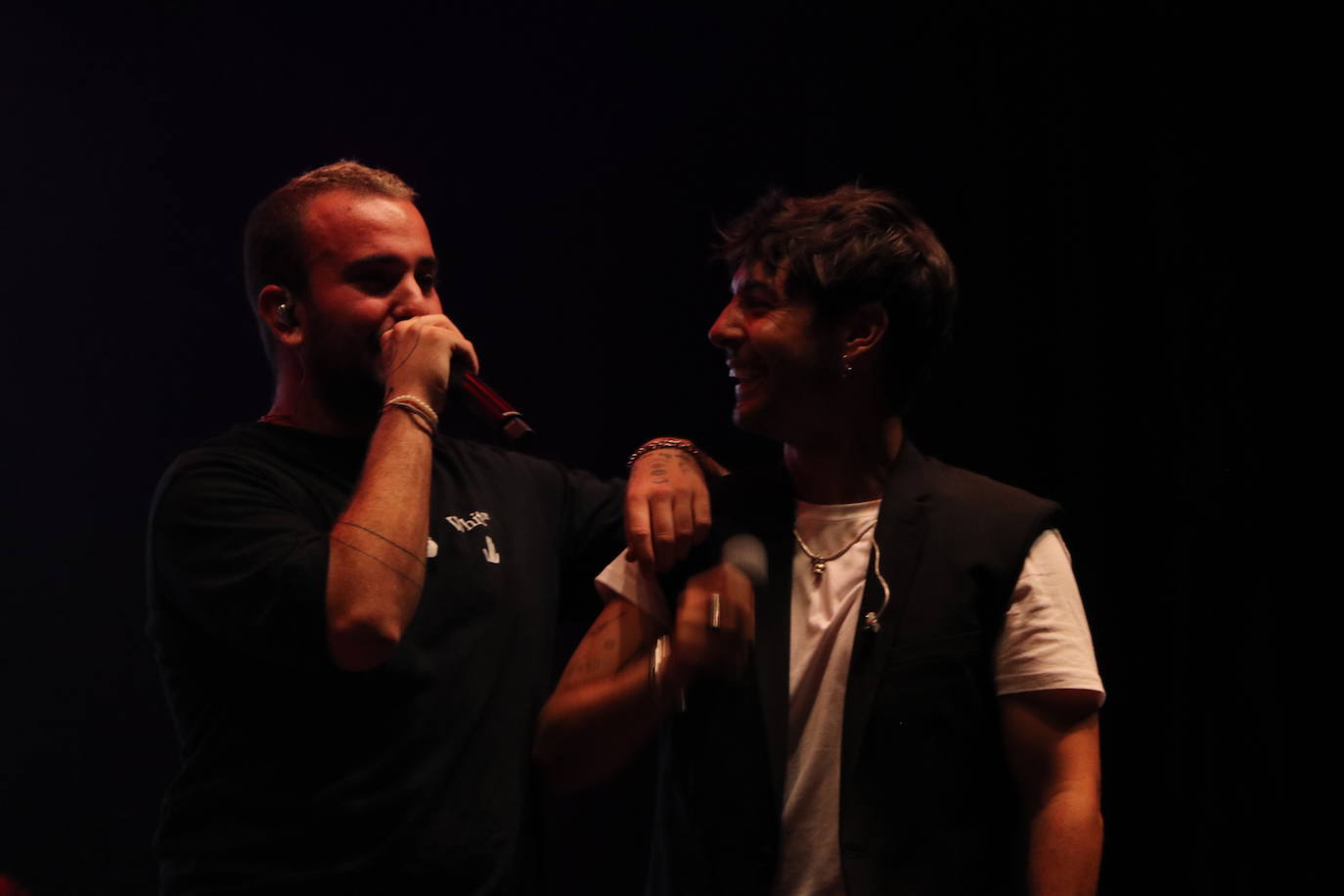 La Plaza Mayor de León se llena para bailar al ritmo de una de las canciones del pasado verano del joven artista valenciano Zzoilo | Junto a él el leonés Polo Nández ha hecho vibrar al público con su último single, 'Latidos'.