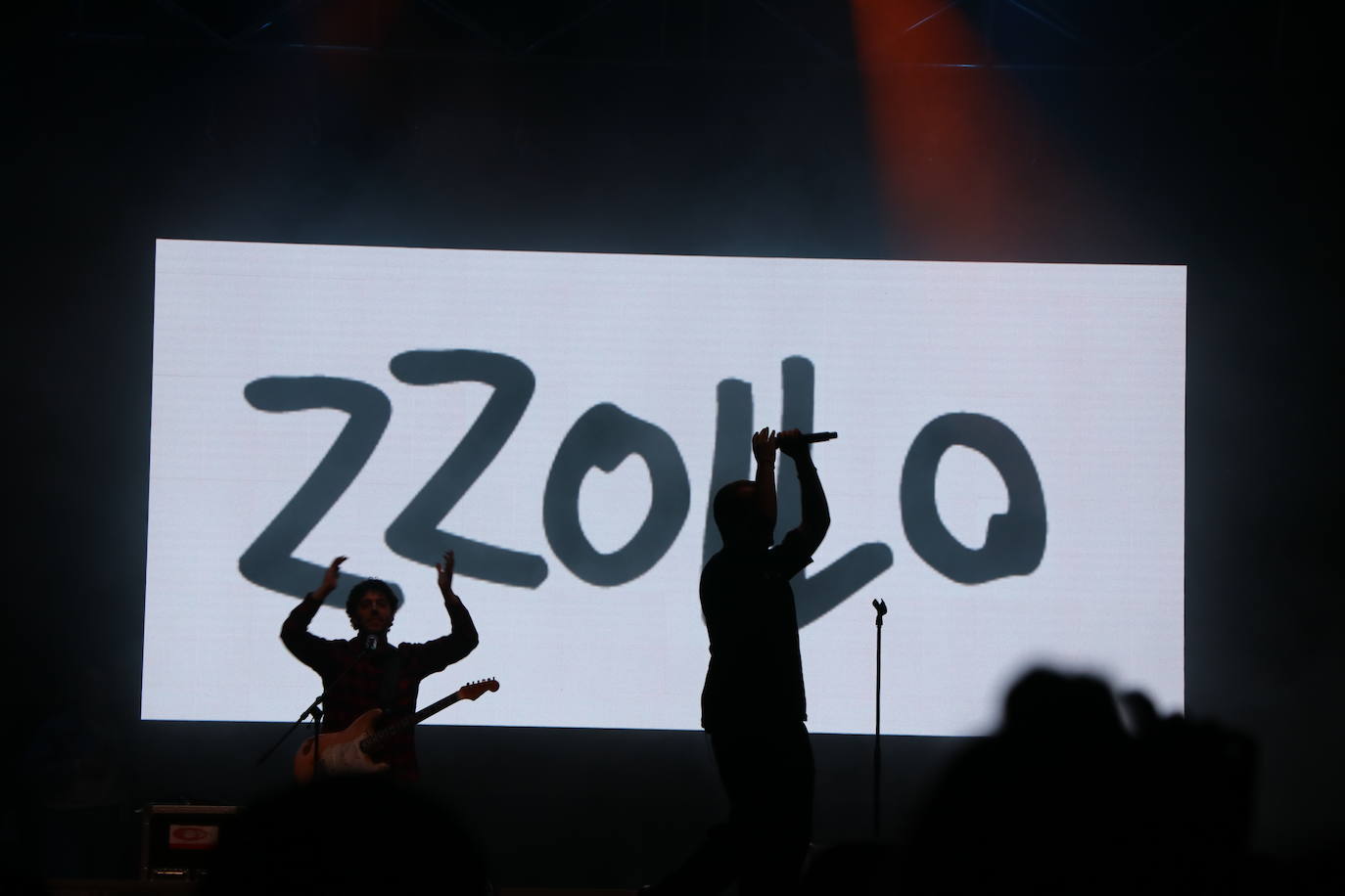 La Plaza Mayor de León se llena para bailar al ritmo de una de las canciones del pasado verano del joven artista valenciano Zzoilo | Junto a él el leonés Polo Nández ha hecho vibrar al público con su último single, 'Latidos'.