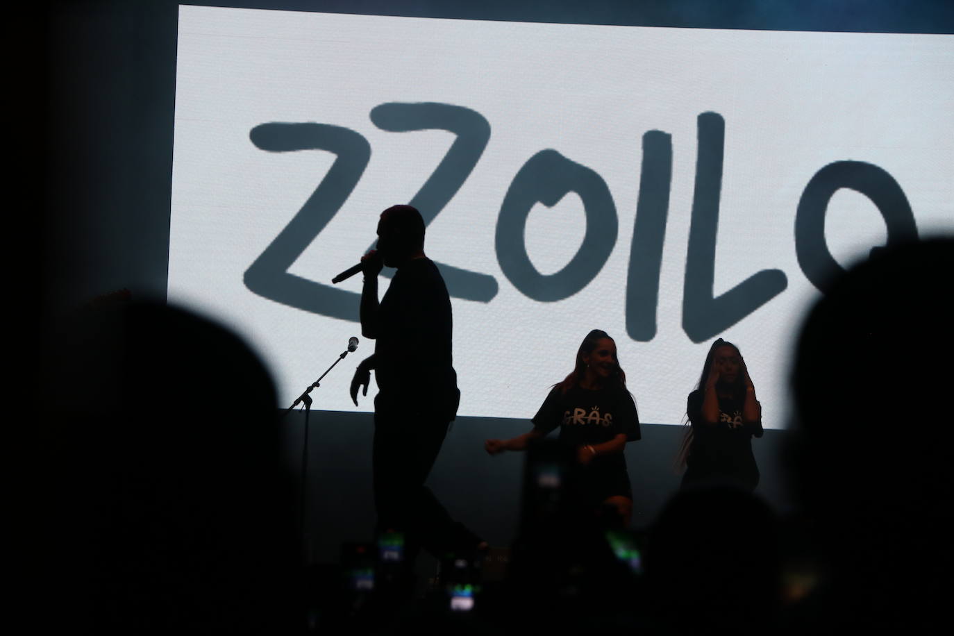 La Plaza Mayor de León se llena para bailar al ritmo de una de las canciones del pasado verano del joven artista valenciano Zzoilo | Junto a él el leonés Polo Nández ha hecho vibrar al público con su último single, 'Latidos'.