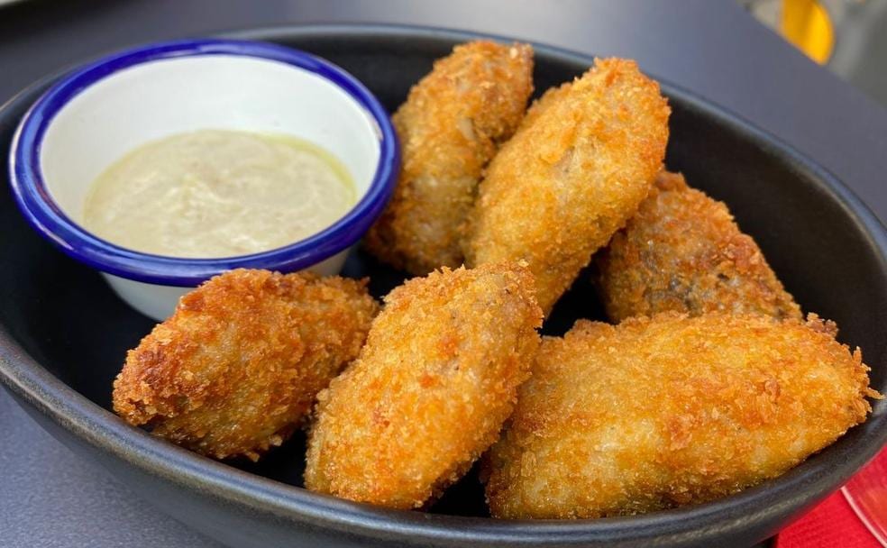 Una de las recciones que se pueden disfrutar en la terraza del restaurante, alitas de pollo deshuesadas.