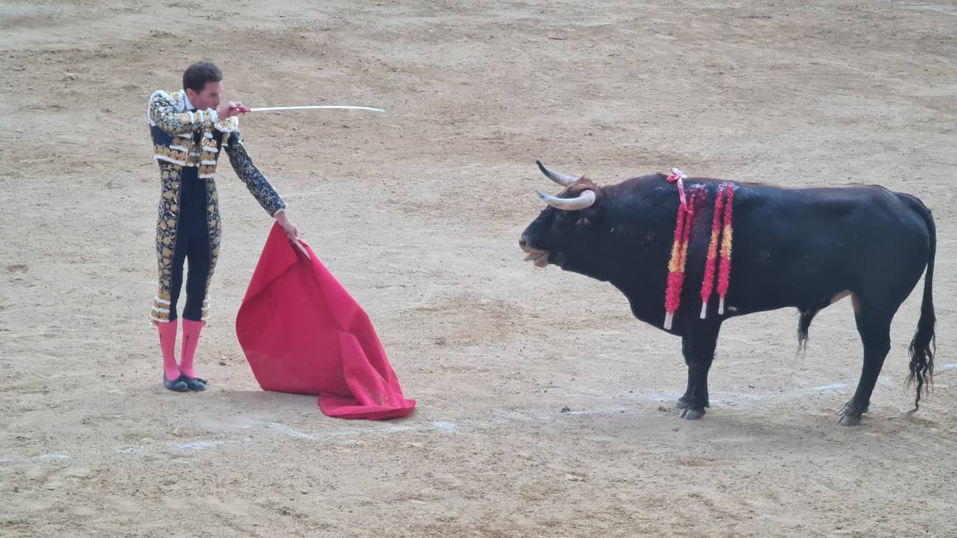 Algunos momentos de la corrida de toros de la tarde del sábado en León. 