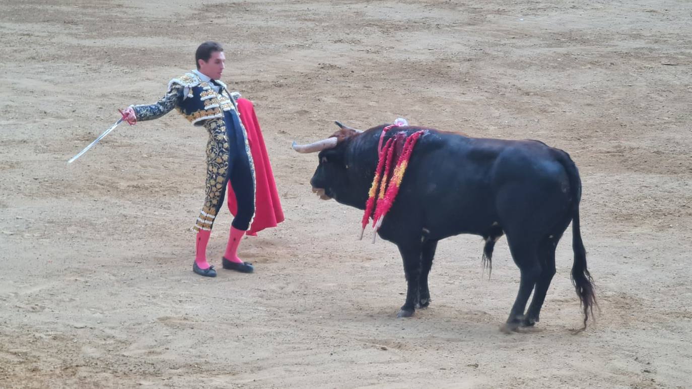 Algunos momentos de la corrida de toros de la tarde del sábado en León. 