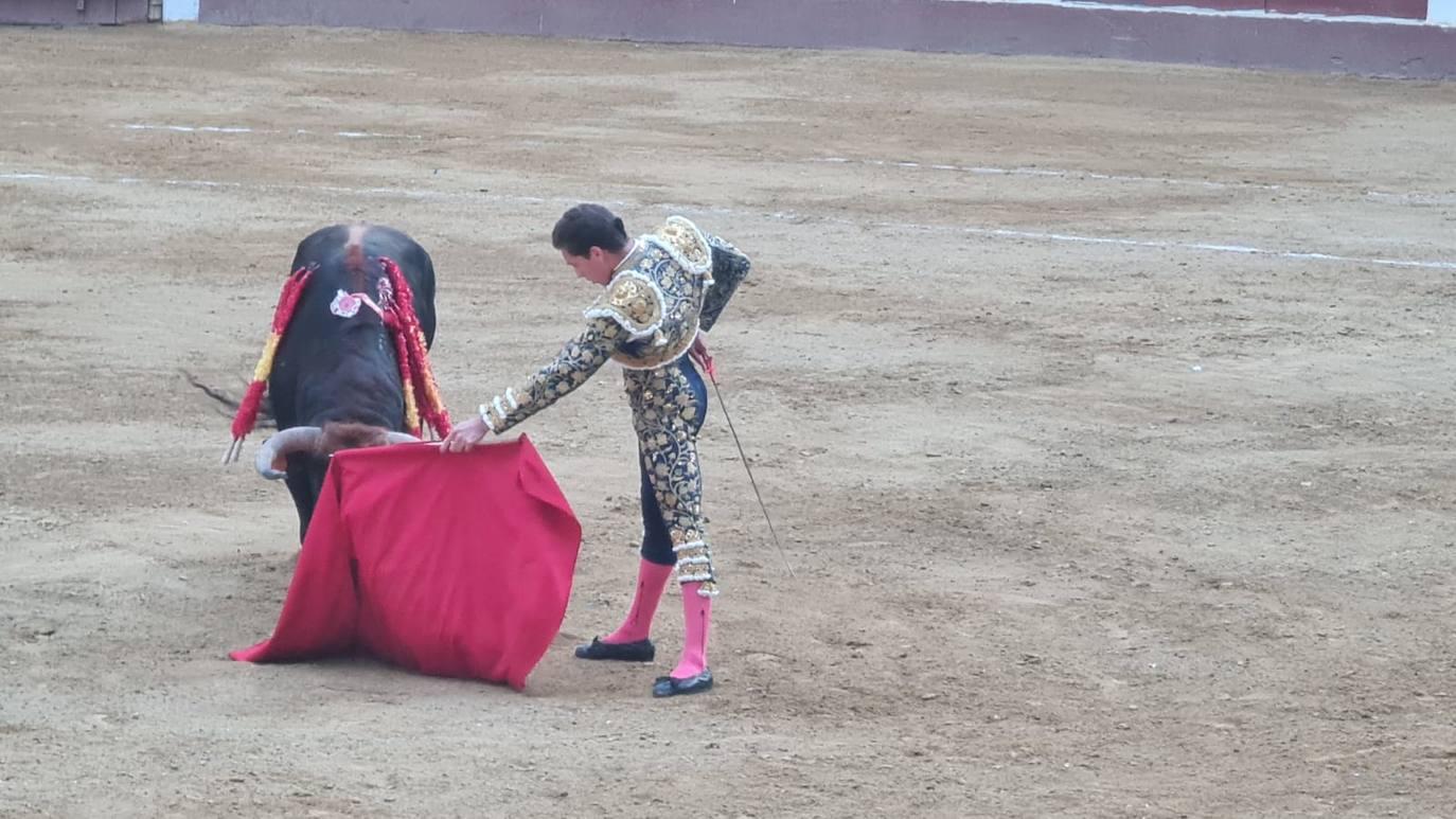 Algunos momentos de la corrida de toros de la tarde del sábado en León. 