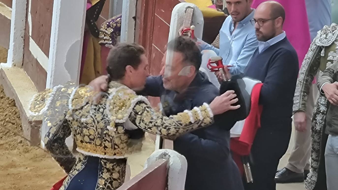 Algunos momentos de la corrida de toros de la tarde del sábado en León. 