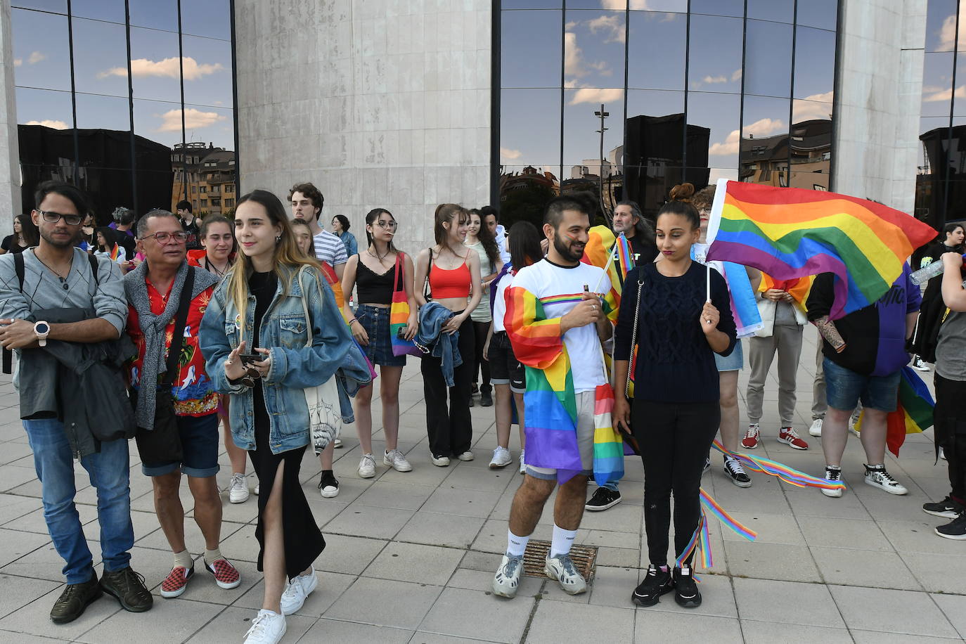 El colectivo LBTBI+ pasea sus reivindicaciones en la primera carroza del Día del Orgullo en León.