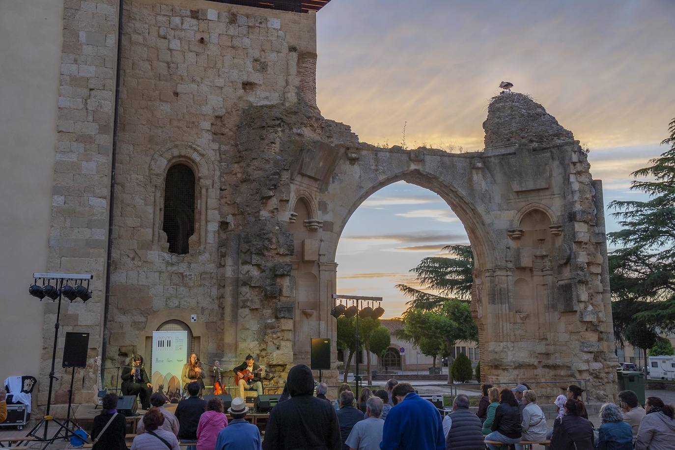 El convento de San Benito acogió este espectáculo incluido dentro del programa 'Las Piedras Cantan' organizado por Fundación Santa María la Real.