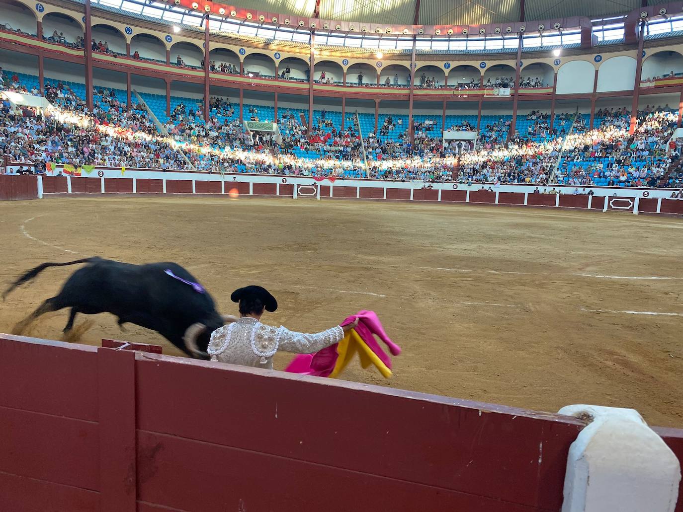 Imágenes de la segunda corrida de toros de las fiestas de León. 