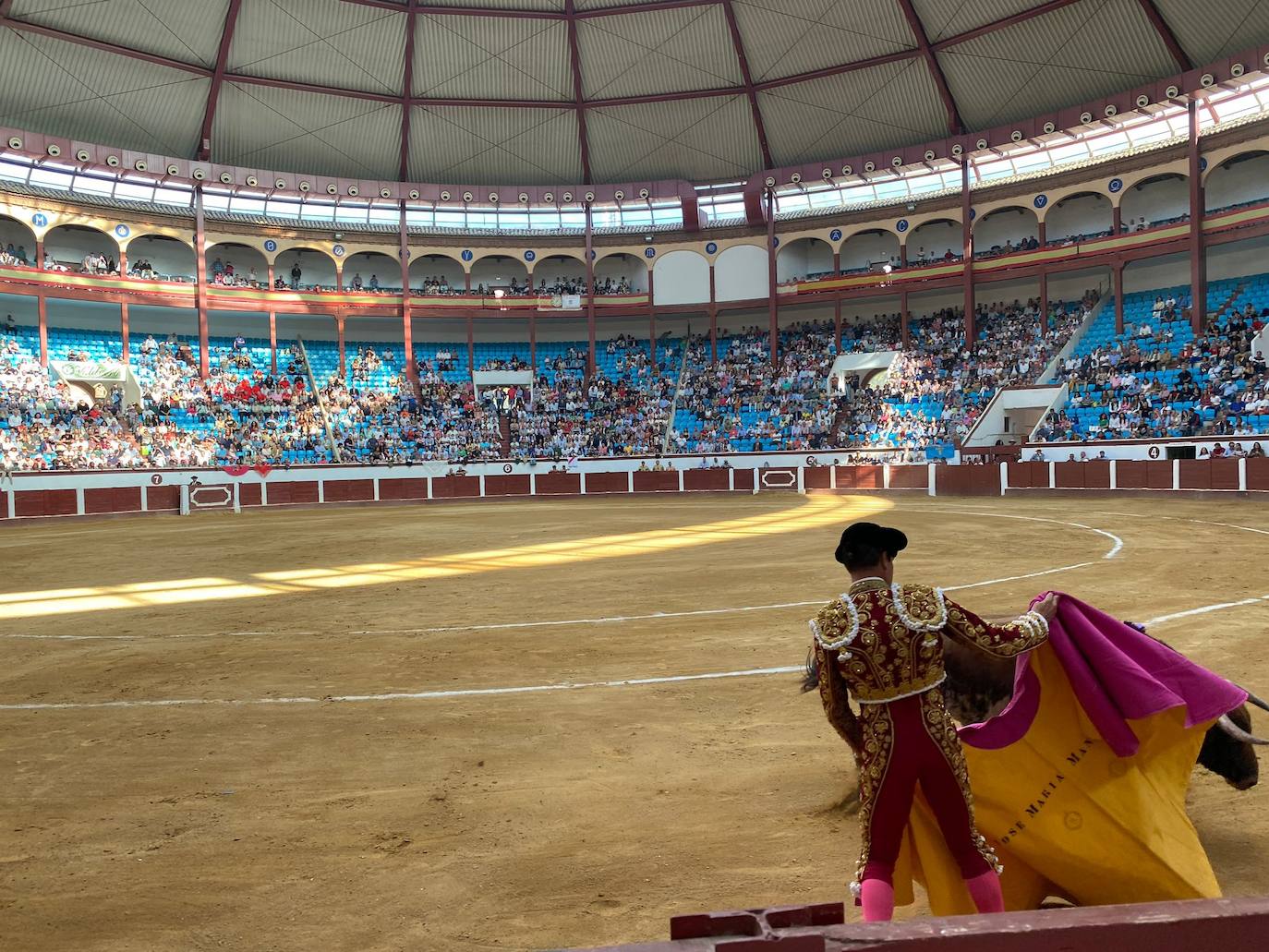 Imágenes de la segunda corrida de toros de las fiestas de León. 