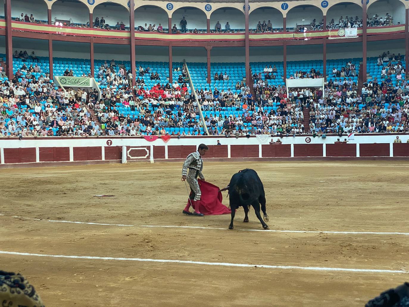 Imágenes de la segunda corrida de toros de las fiestas de León. 