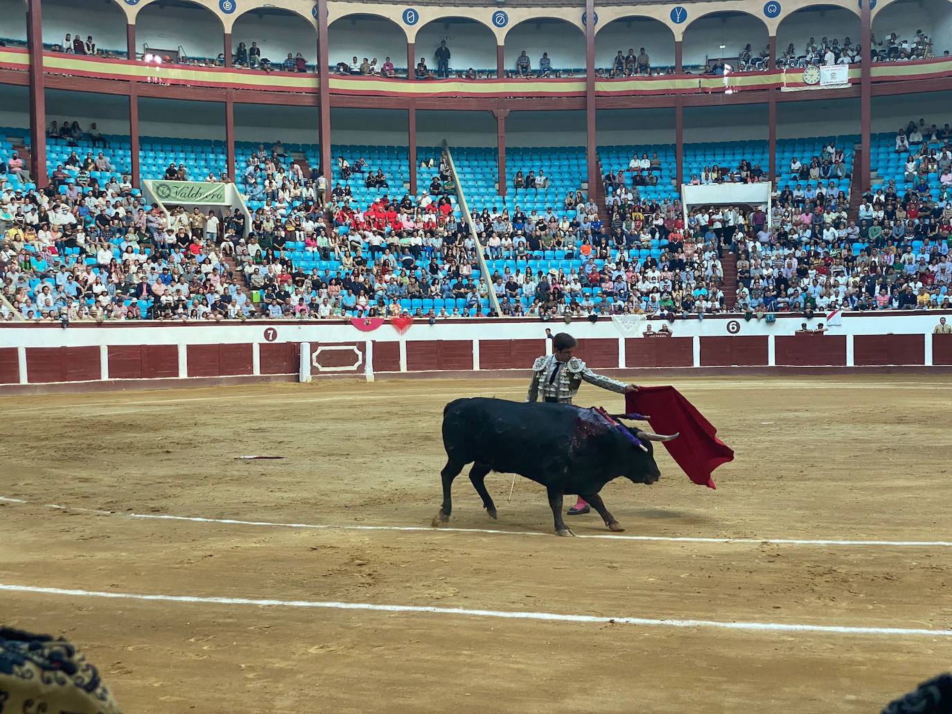 Imágenes de la segunda corrida de toros de las fiestas de León. 