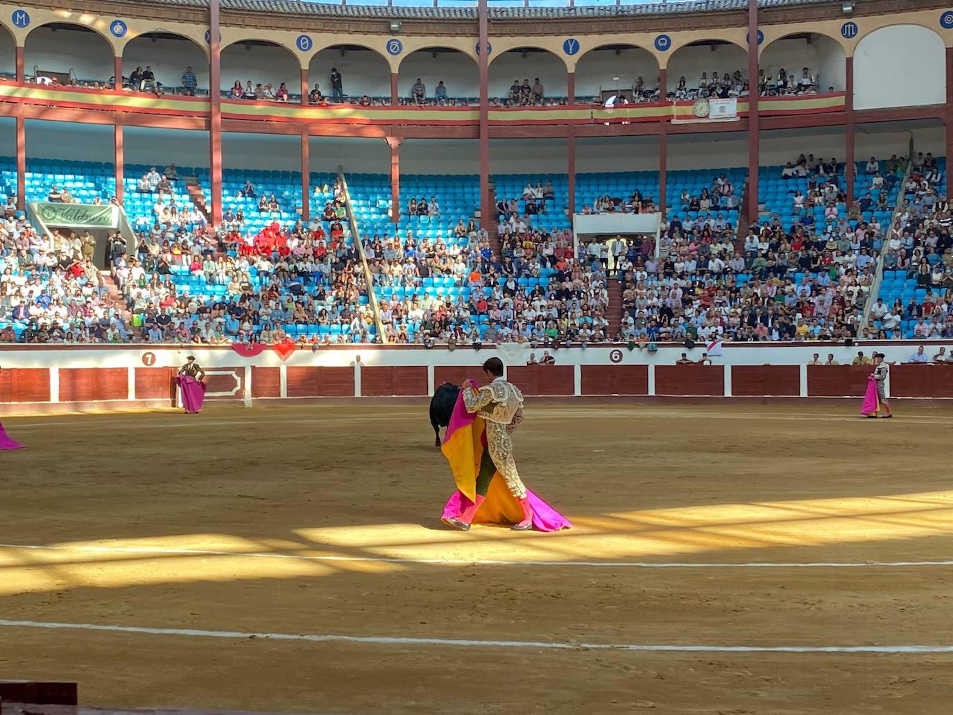 Imágenes de la segunda corrida de toros de las fiestas de León. 