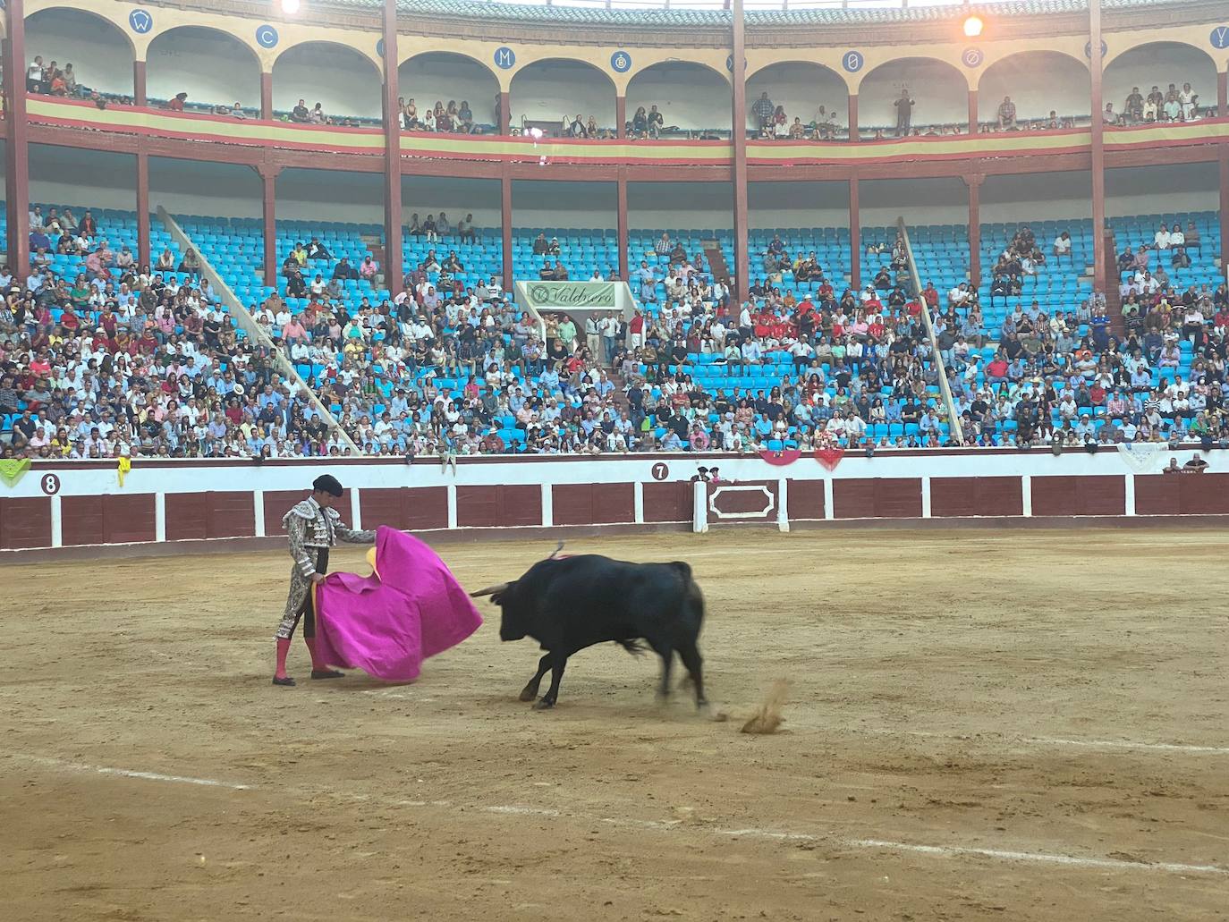 Imágenes de la segunda corrida de toros de las fiestas de León. 