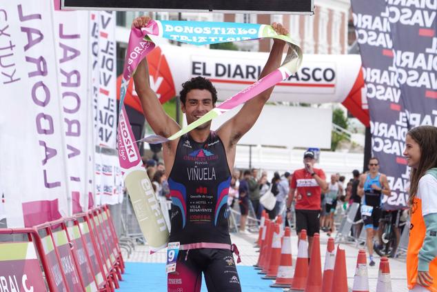 Fotos: Helene Alberdi y Kevin Viñuela, vencedores en el Triatlón de Donostia