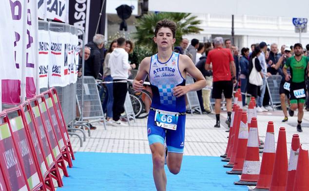 Fotos: Helene Alberdi y Kevin Viñuela, vencedores en el Triatlón de Donostia