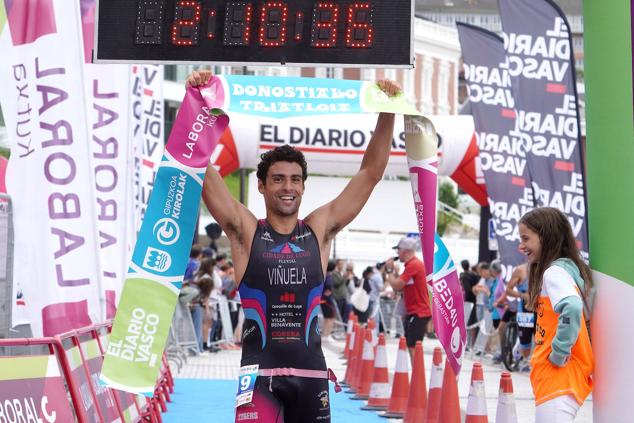 Fotos: Helene Alberdi y Kevin Viñuela, vencedores en el Triatlón de Donostia