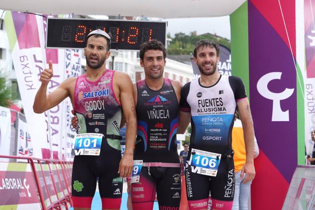 Fotos: Helene Alberdi y Kevin Viñuela, vencedores en el Triatlón de Donostia