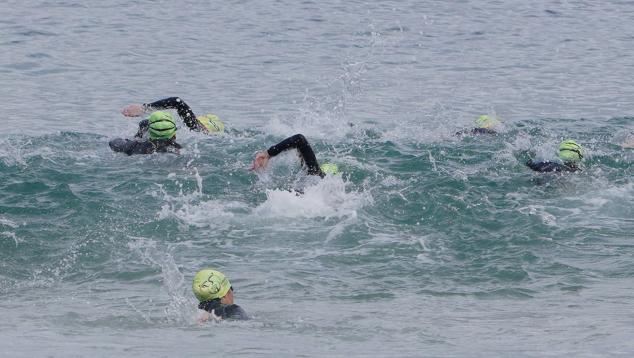 Fotos: Helene Alberdi y Kevin Viñuela, vencedores en el Triatlón de Donostia