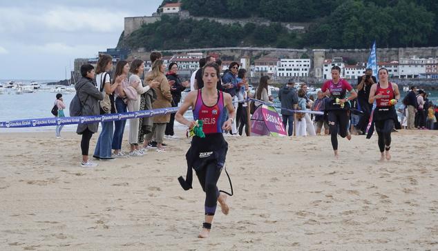 Fotos: Helene Alberdi y Kevin Viñuela, vencedores en el Triatlón de Donostia