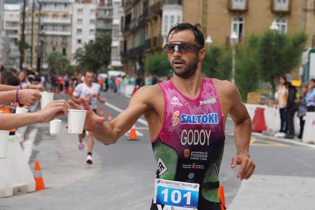 Fotos: Helene Alberdi y Kevin Viñuela, vencedores en el Triatlón de Donostia