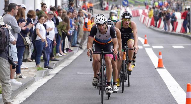 Fotos: Helene Alberdi y Kevin Viñuela, vencedores en el Triatlón de Donostia