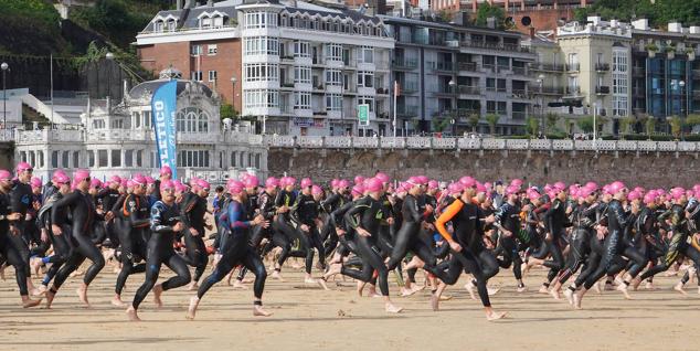 Fotos: Helene Alberdi y Kevin Viñuela, vencedores en el Triatlón de Donostia