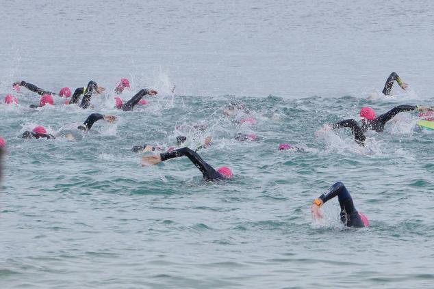 Fotos: Helene Alberdi y Kevin Viñuela, vencedores en el Triatlón de Donostia