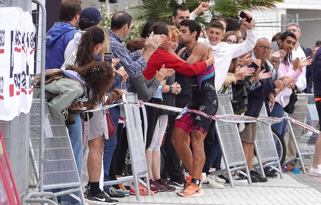 Fotos: Helene Alberdi y Kevin Viñuela, vencedores en el Triatlón de Donostia