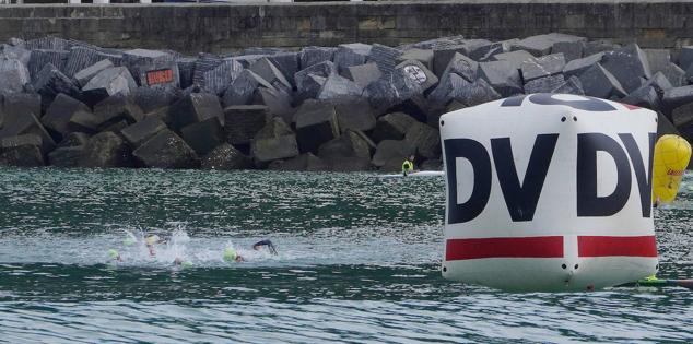 Fotos: Helene Alberdi y Kevin Viñuela, vencedores en el Triatlón de Donostia