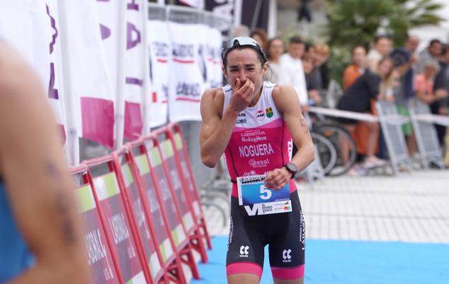 Fotos: Helene Alberdi y Kevin Viñuela, vencedores en el Triatlón de Donostia