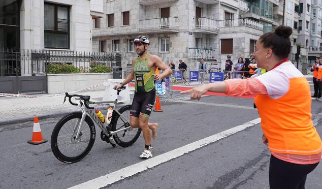 Fotos: Helene Alberdi y Kevin Viñuela, vencedores en el Triatlón de Donostia