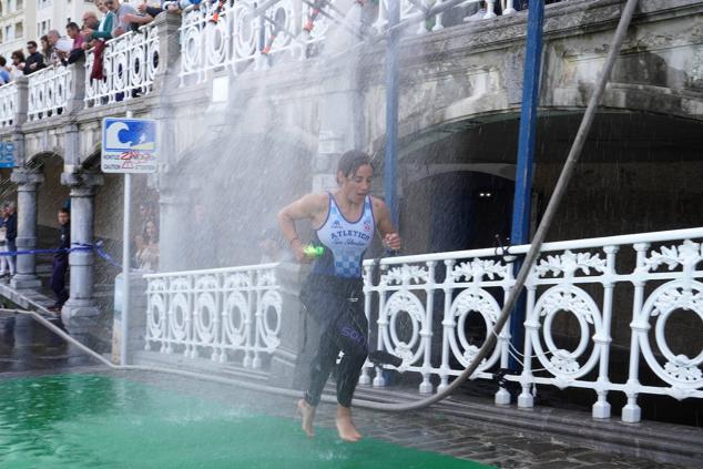 Fotos: Helene Alberdi y Kevin Viñuela, vencedores en el Triatlón de Donostia