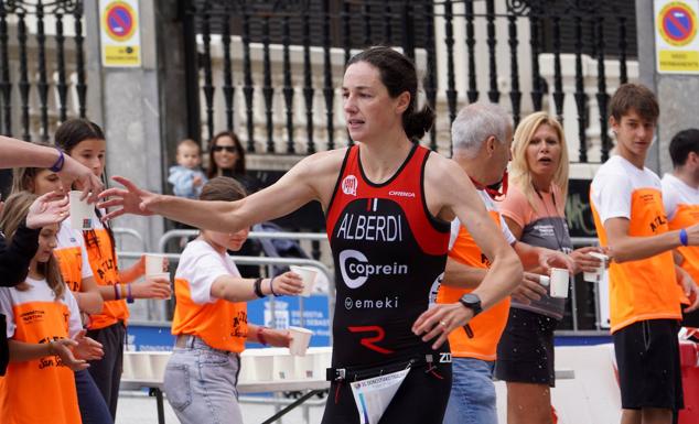 Fotos: Helene Alberdi y Kevin Viñuela, vencedores en el Triatlón de Donostia