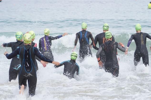 Fotos: Helene Alberdi y Kevin Viñuela, vencedores en el Triatlón de Donostia